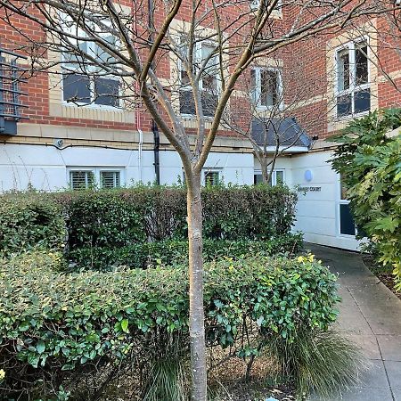 Modern 2 Bed Apt In Egham High Street, With Private Parking And Wifi Apartment Bagian luar foto