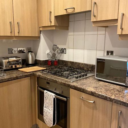Modern 2 Bed Apt In Egham High Street, With Private Parking And Wifi Apartment Bagian luar foto