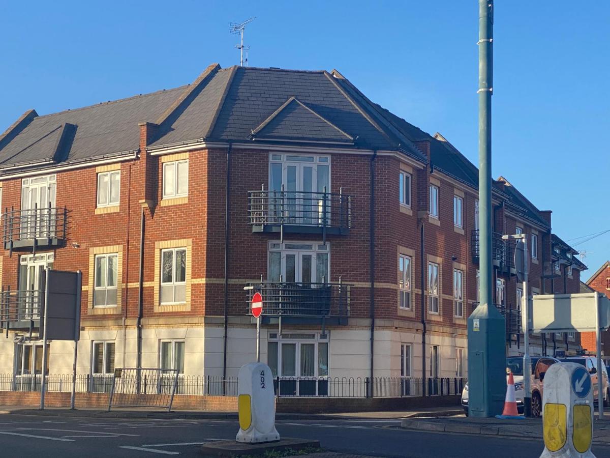 Modern 2 Bed Apt In Egham High Street, With Private Parking And Wifi Apartment Bagian luar foto