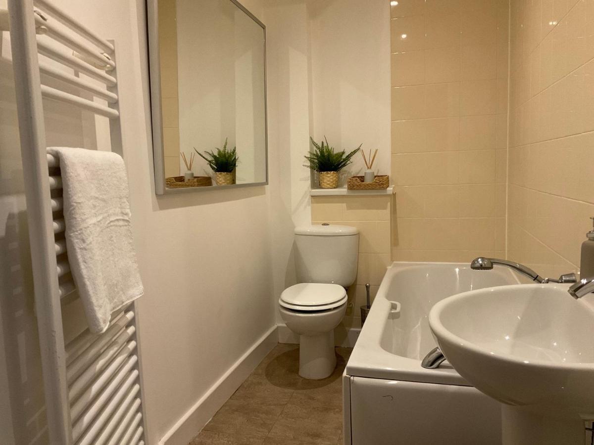 Modern 2 Bed Apt In Egham High Street, With Private Parking And Wifi Apartment Bagian luar foto