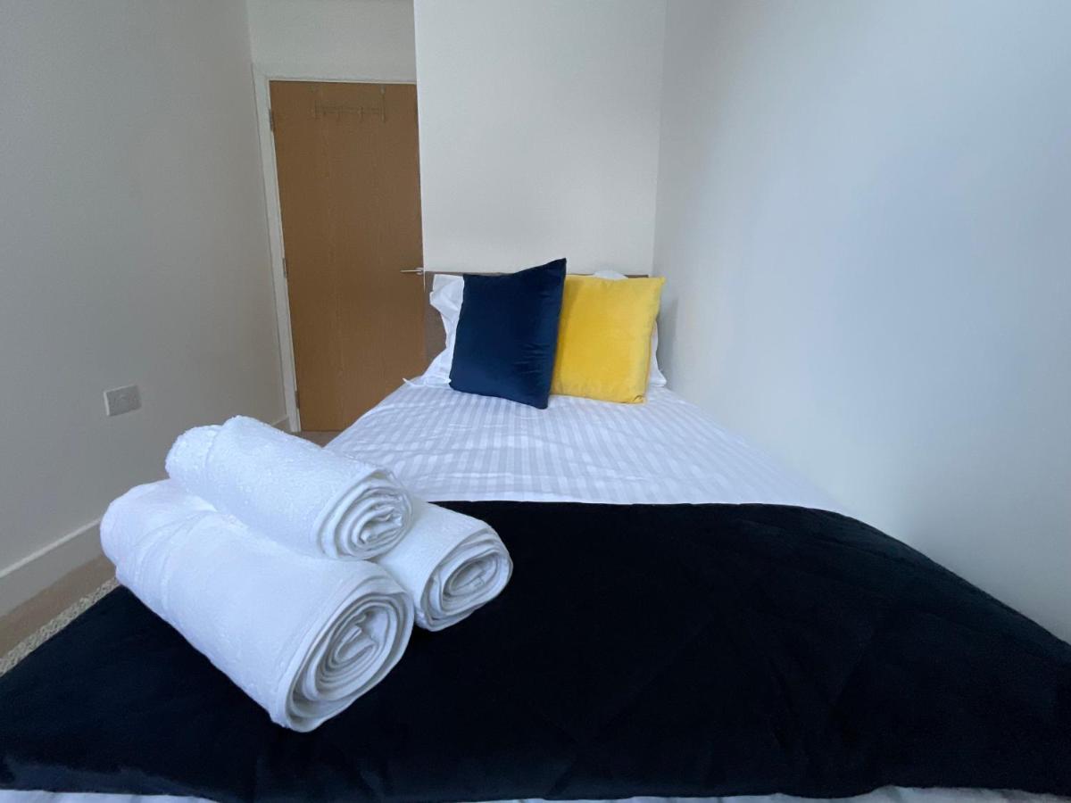 Modern 2 Bed Apt In Egham High Street, With Private Parking And Wifi Apartment Bagian luar foto