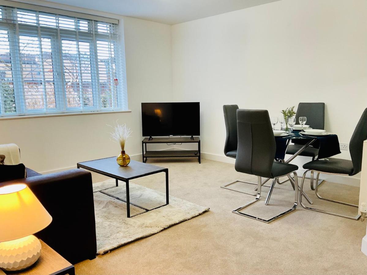 Modern 2 Bed Apt In Egham High Street, With Private Parking And Wifi Apartment Bagian luar foto