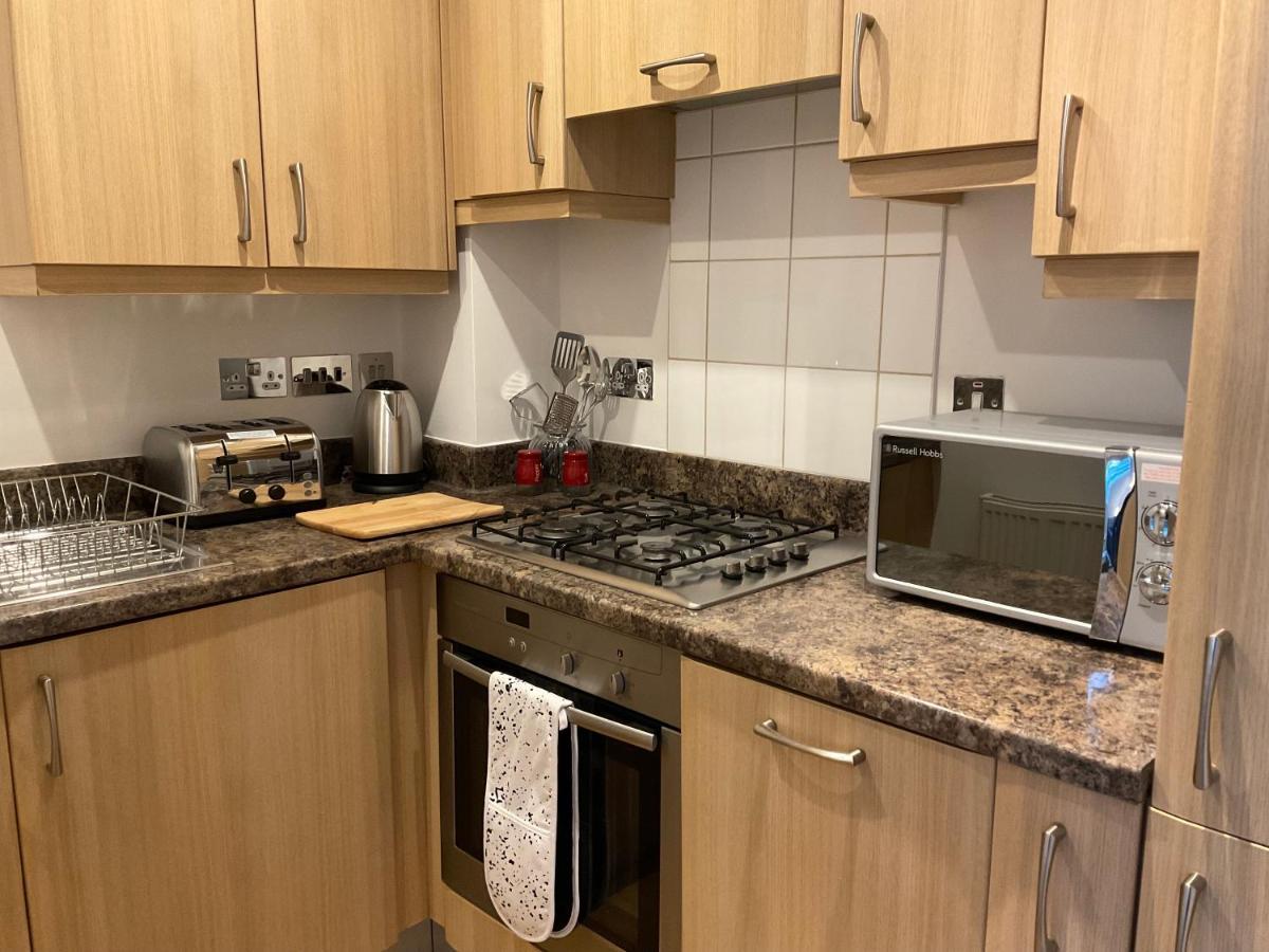 Modern 2 Bed Apt In Egham High Street, With Private Parking And Wifi Apartment Bagian luar foto