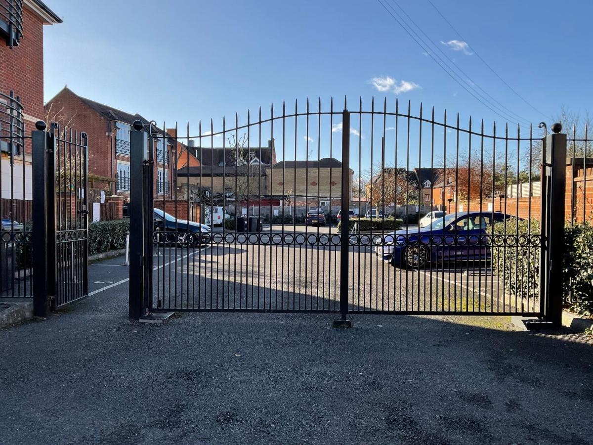 Modern 2 Bed Apt In Egham High Street, With Private Parking And Wifi Apartment Bagian luar foto